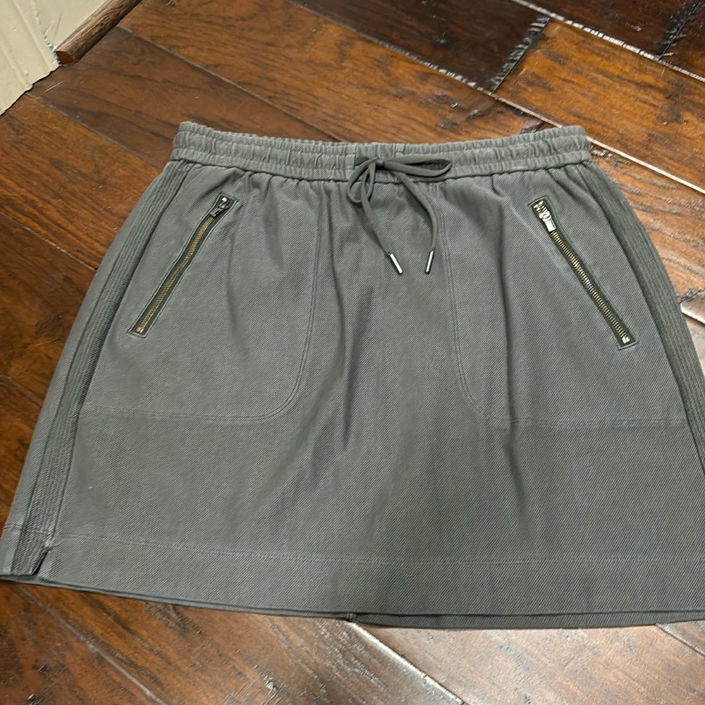 Athleta Farallon Pull On Skirt in Moss Green Size 8 tall